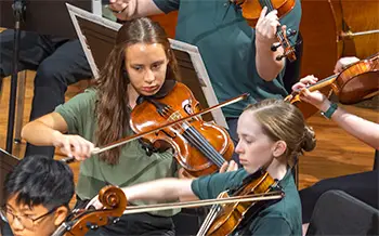 2 girls playing violas